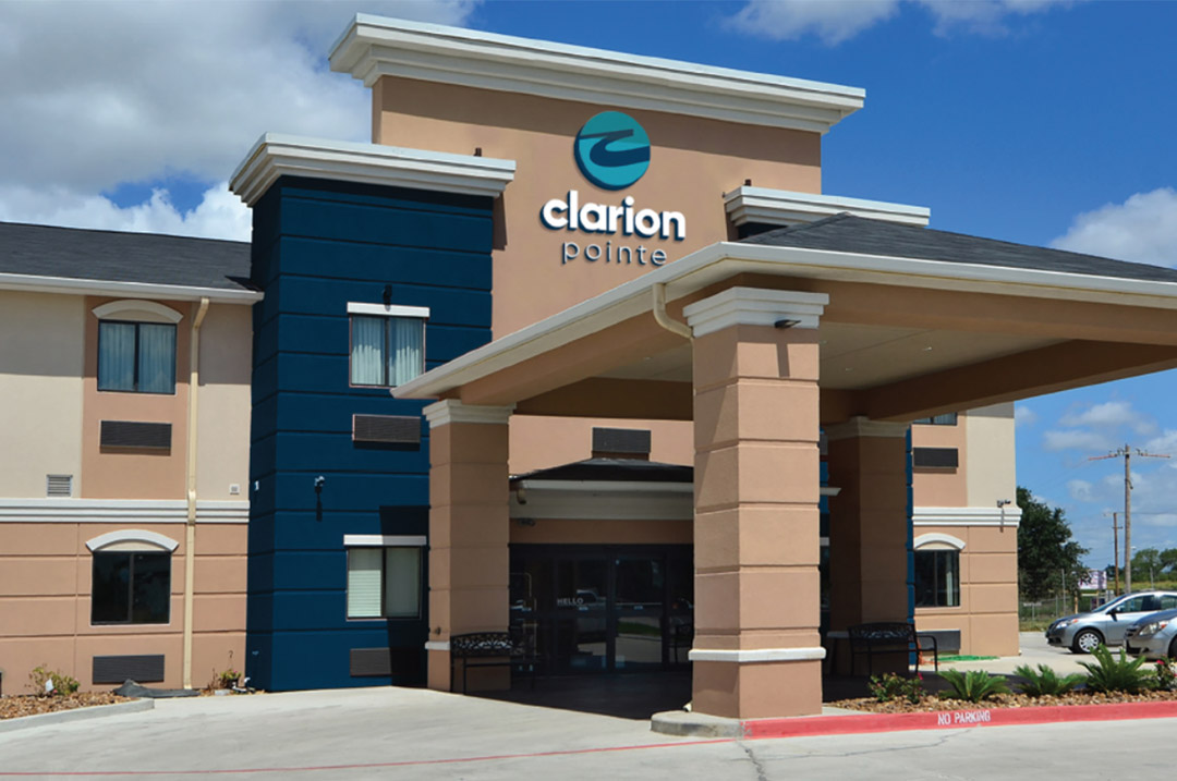 Clarion pointe hotel exterior