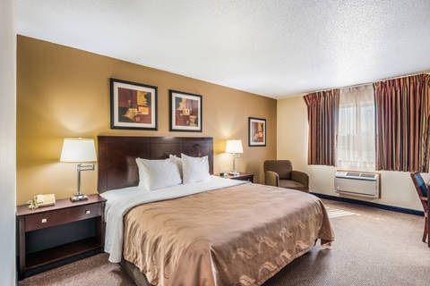 Guest room with king bed(s) | Quality Inn, Eldridge IA Hotels