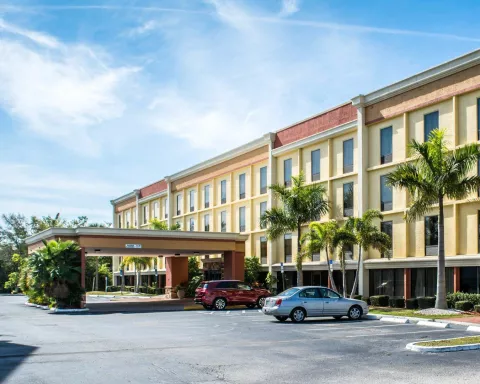 Comfort Inn & Suites Clearwater Pinellas Park - Hotel Near PIE Airport